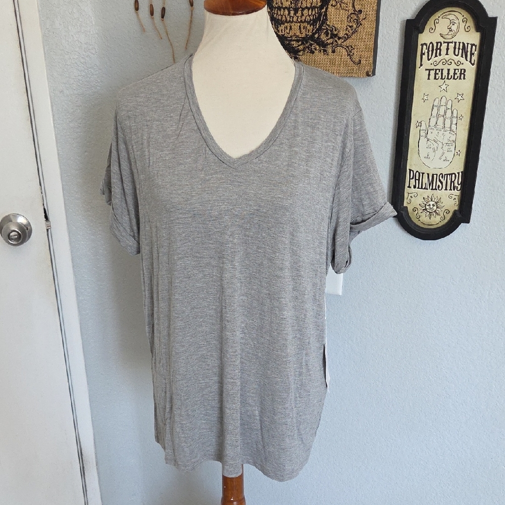 Skonhet Everyday V-Neck Short Sleeve Tee - Light Gray Large